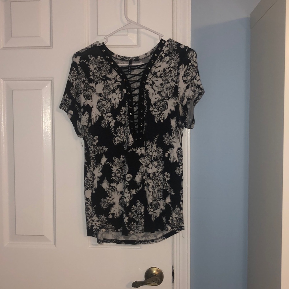 DEEP LACED V NECK